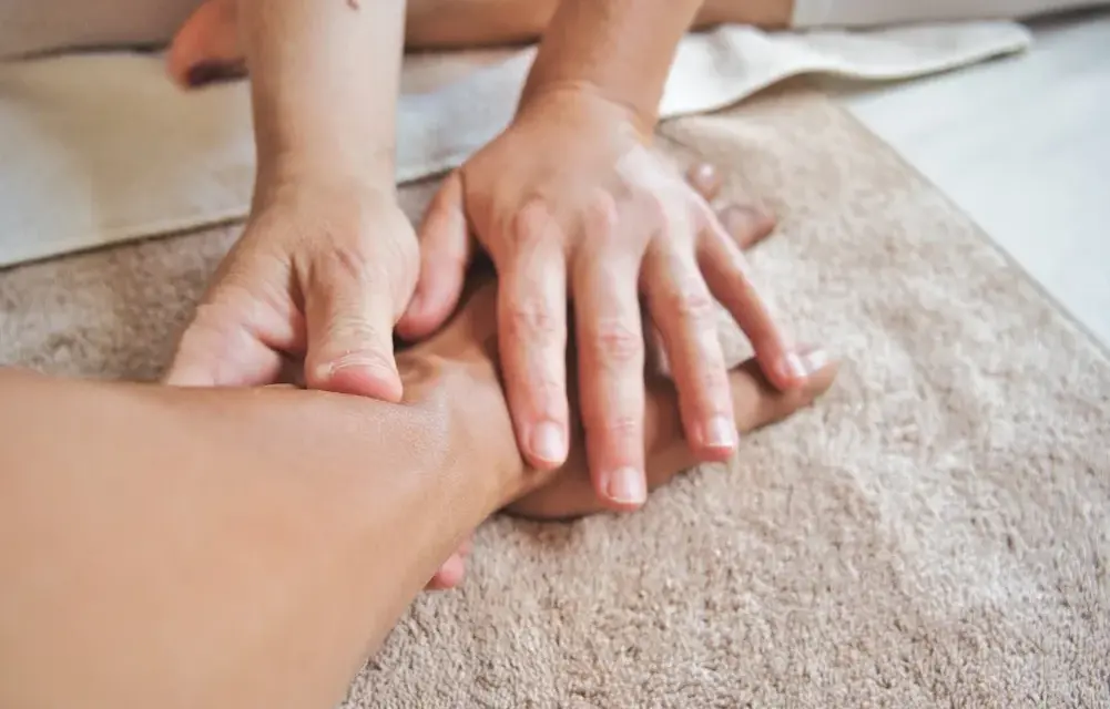 Fizjoterapeuta czy ortopeda: Kto lepiej pomoże w bólu stawów?