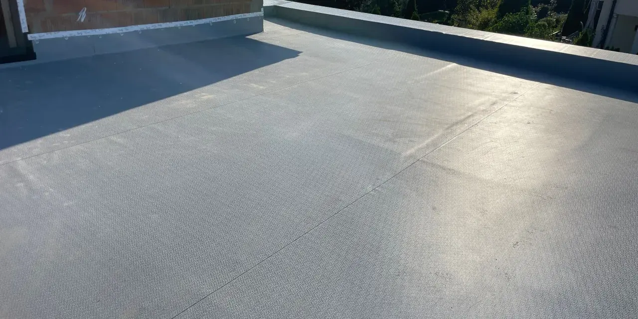 Membrana dachowa: EPDM, PVC, TPO. Rodzaje, koszty, montaż uniknij błędów!