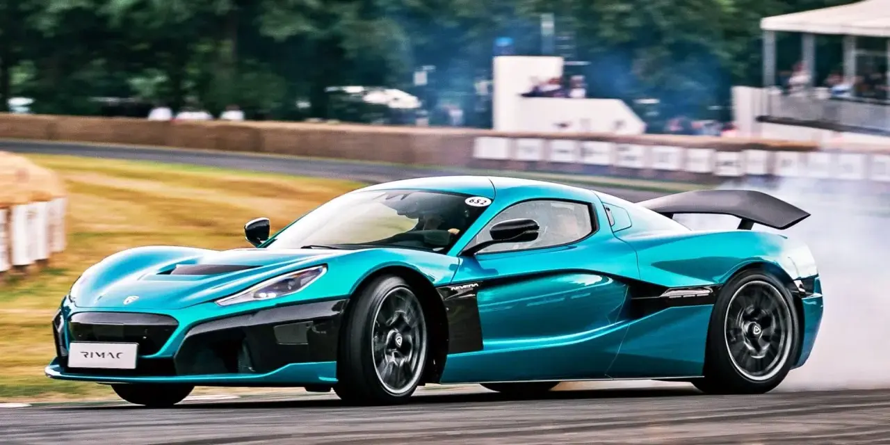 Niebieski Rimac Nevera, najszybsze auto elektryczne, driftuje na torze, wzbijając tumany dymu.