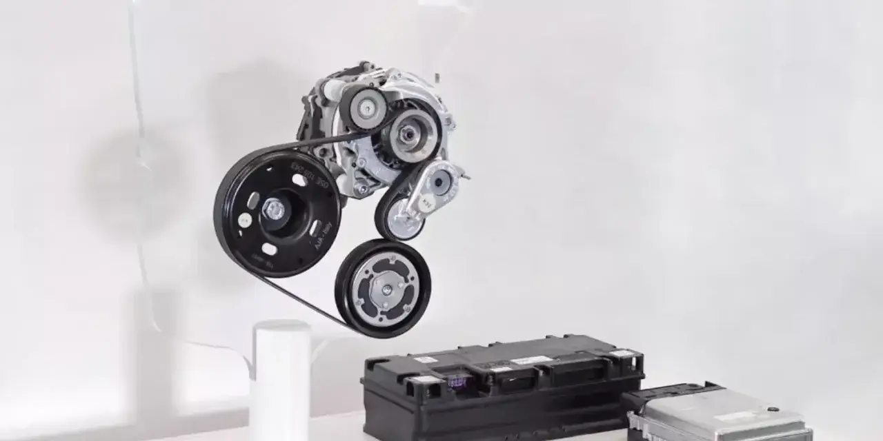 Elementy układu napędowego 1.5 TSI mHEV: alternator, koła pasowe, moduł sterujący i bateria.