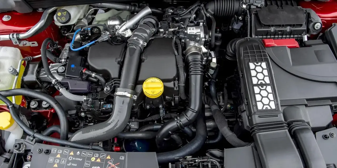 Silnik 1.5 dCi z widocznymi przewodami, turbosprężarką i filtrem powietrza.
