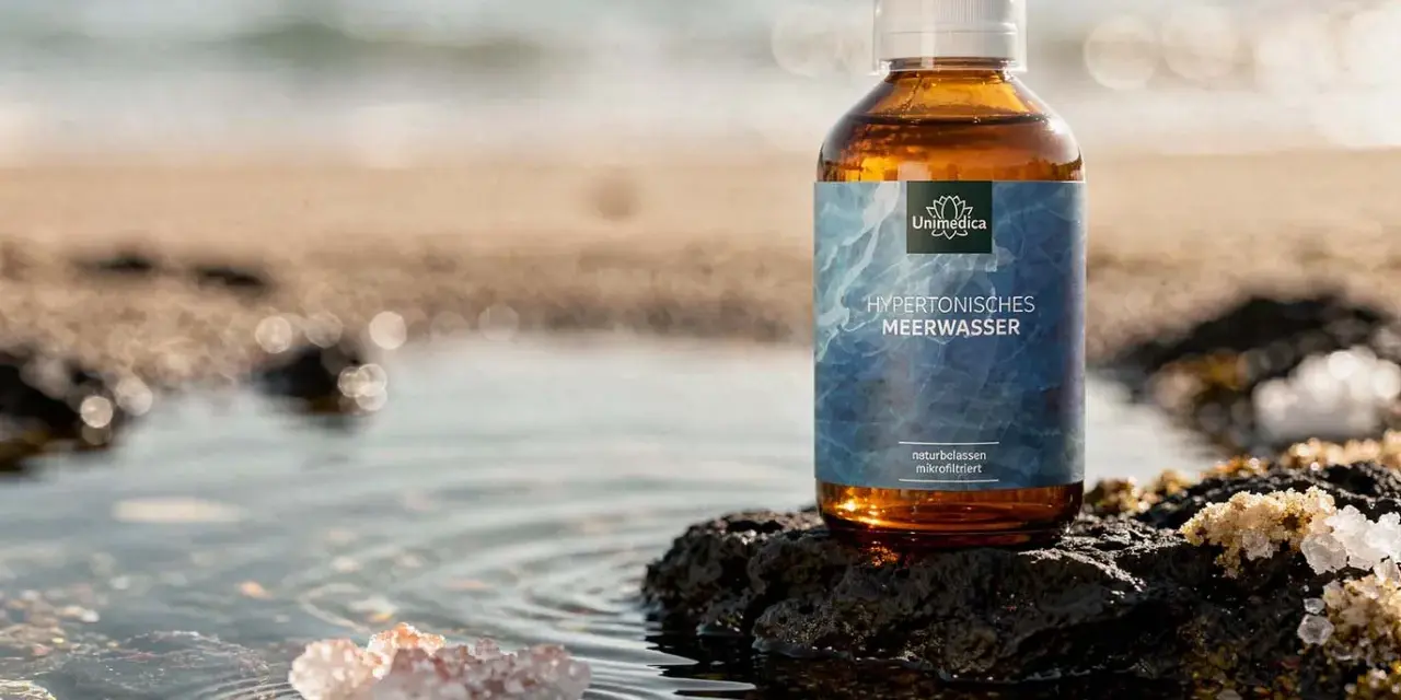 Bouteille d'eau de Quinton sur un rocher, évoquant le bien-être des intestins et la pureté de l'océan.