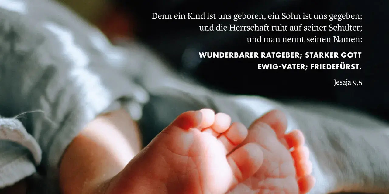 Zarte Füße eines Neugeborenen, umgeben von weichen Stoffen. Der Text zitiert Jesaja 9,5: "Wunderbarer Ratgeber, starker Gott, Ewig-Vater, Friedefürst.