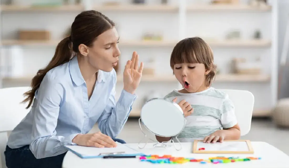 Kiedy dziecko mówi mama? Odkryj kluczowe etapy rozwoju mowy