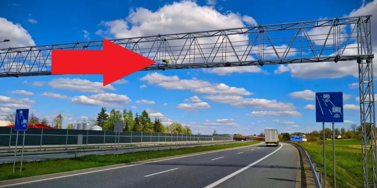 Czerwona strzałka wskazuje na bramownicę z kamerami odcinkowego pomiaru prędkości nad autostradą A4.