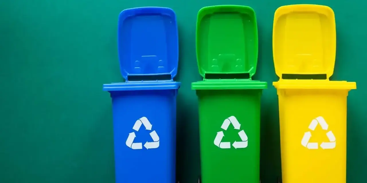 Trzy kolorowe kosze na śmieci: niebieski, zielony i żółty, z symbolami recyklingu. Pytanie: gdzie wyrzucać jednorazówki?
