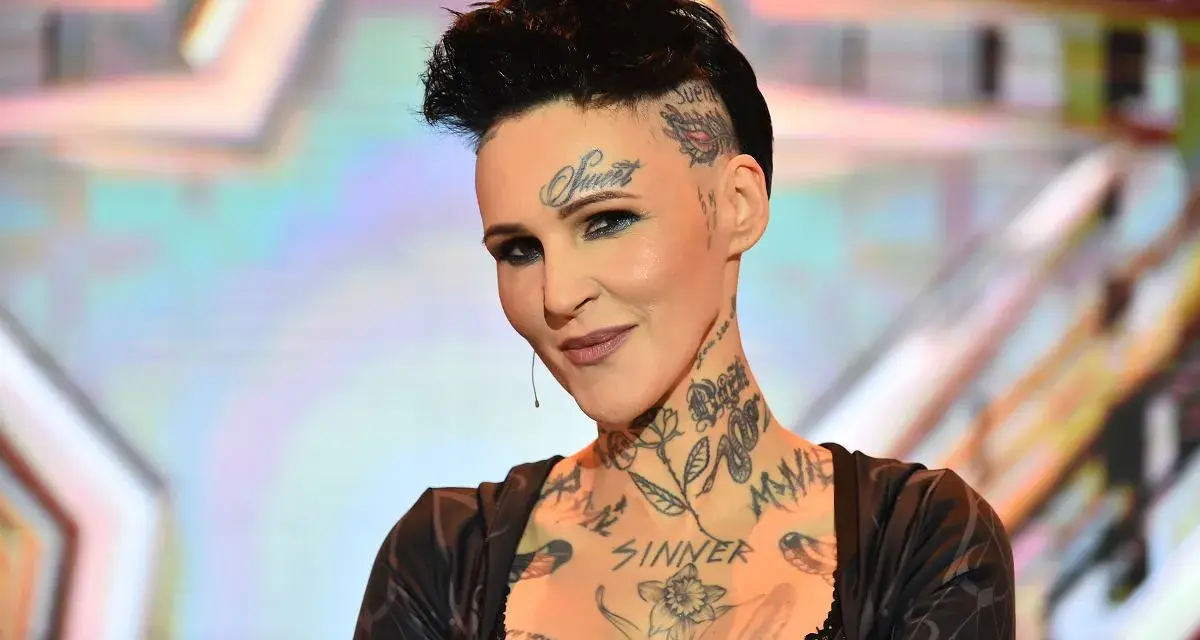 Chylińska, kiedyś w **byłym zespole Chylińskiej**, dziś z tatuażami na twarzy i szyi, prezentuje swój niepowtarzalny styl.
