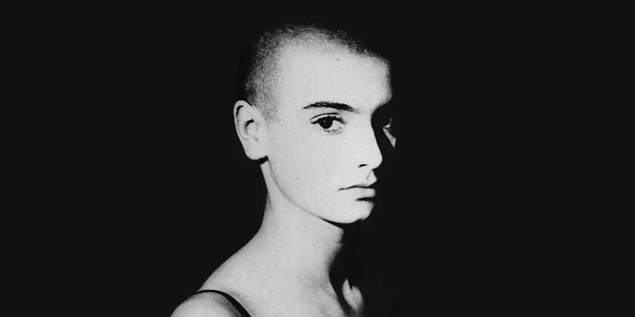 Ikoniczne ujęcie Sinéad O'Connor, symbolizujące jej niezapomniane utwory i odwagę.