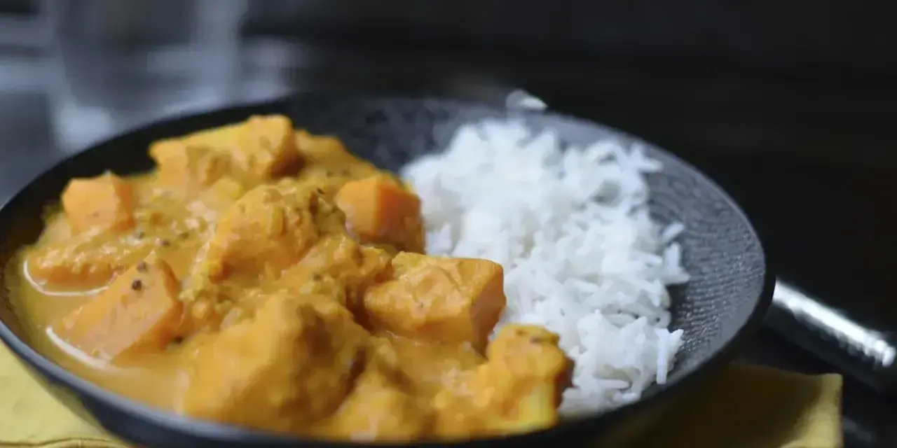 Aksamitne curry z mleczkiem kokosowym i kawałkami dyni, podane z ryżem. Idealne na rozgrzewający posiłek.