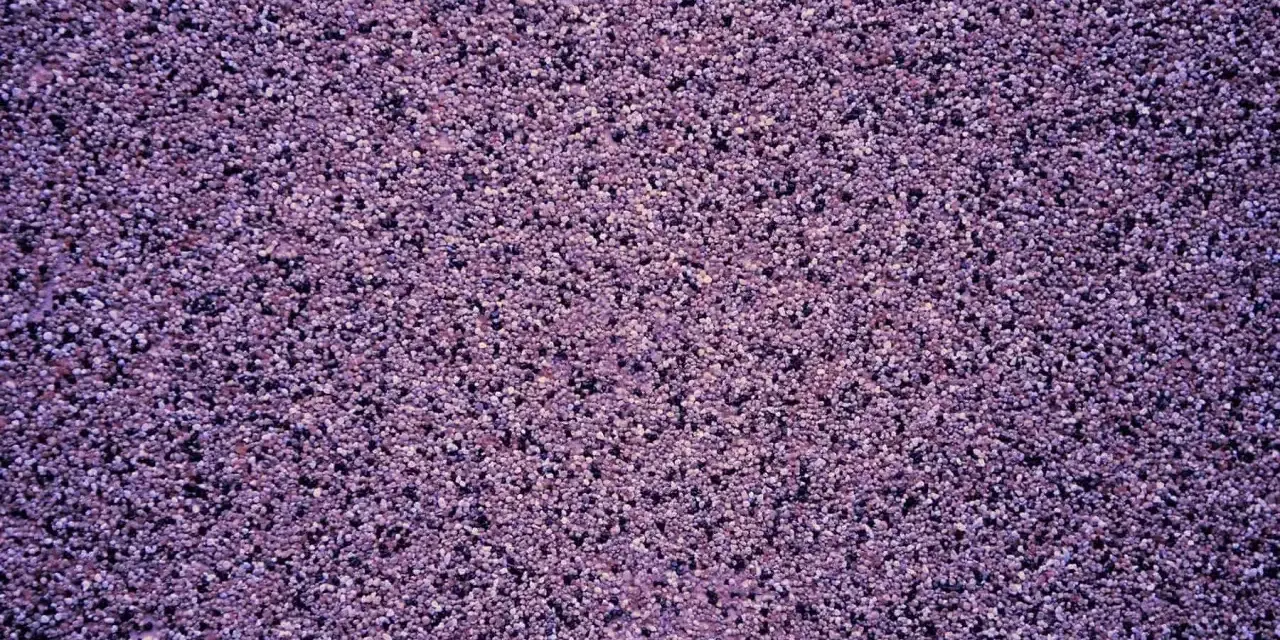 Fioletowy tynk mozaikowy o drobnej ziarnistości. Wydajność 25 kg na ok. 3-4 m², zależnie od grubości warstwy.