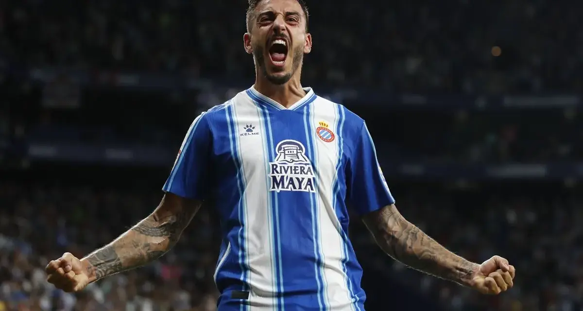 Joselu Mato celebra un gol con el Espanyol, con los brazos en alto y la boca abierta.