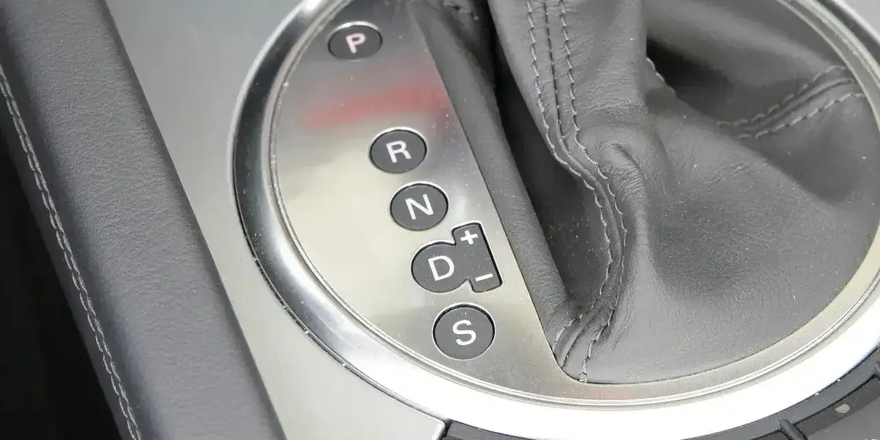 Zbliżenie na dźwignię zmiany biegów automatycznych z oznaczeniami P, R, N, D, S.
