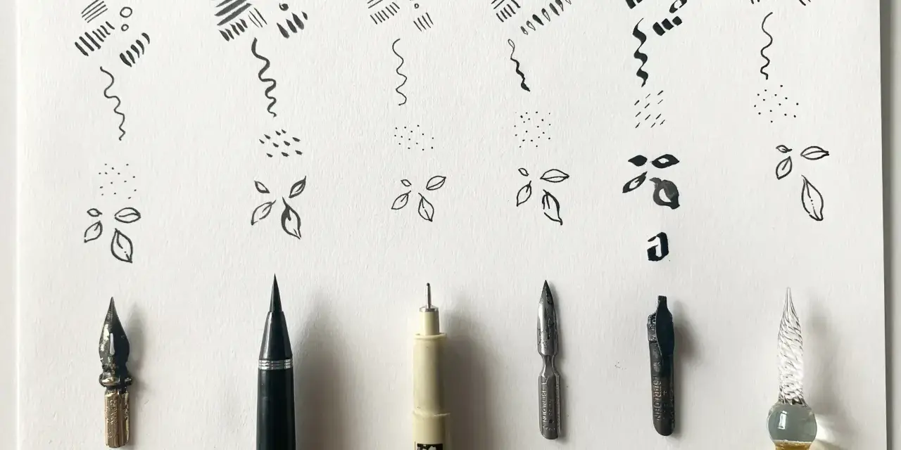 Ejemplos de trazos y formas básicas en dibujos con tinta china, junto a varias plumas y puntas de caligrafía.
