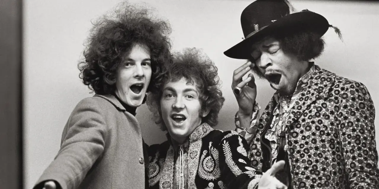 Le groupe de Jimi Hendrix, avec ses cheveux bouclés et ses expressions vives, capture l'énergie psychédélique des années 60.