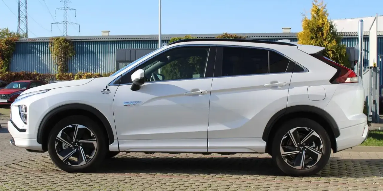 Biały Mitsubishi Eclipse Cross Plug-in Hybrid. Czy to crossover? Tak, to hybrydowy crossover.