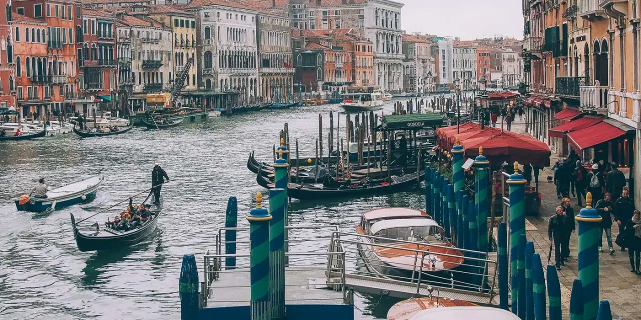 Venise, ses canaux, ses gondoles. Faut il un passeport pour aller à Venise ? Non, mais une envie d'évasion !