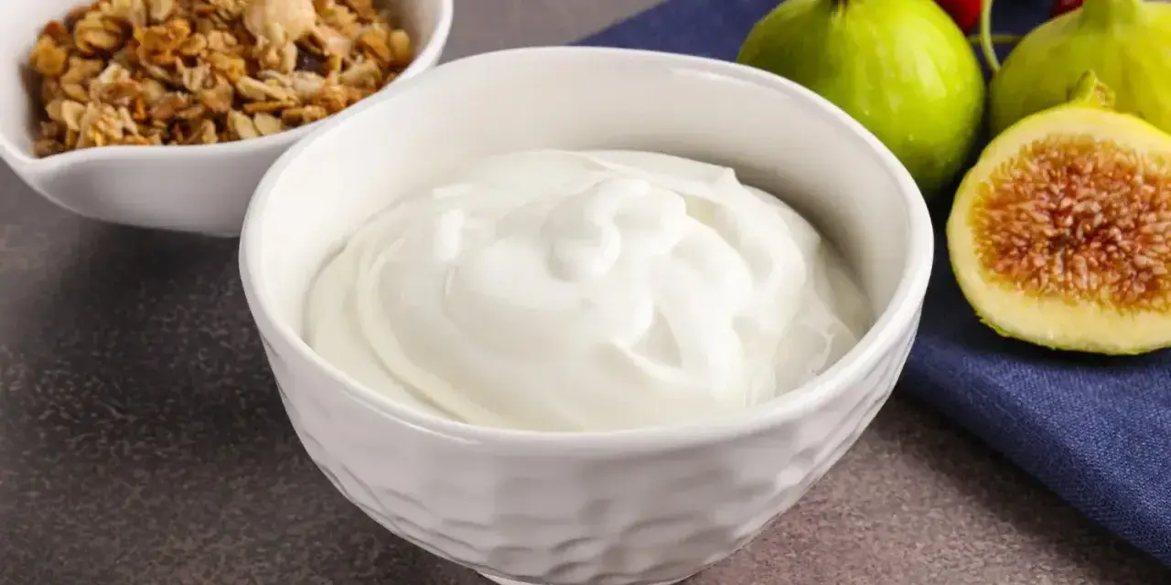 Gęsty jogurt grecki, idealny na zdrowe śniadanie. Sprawdź jogurt grecki kcal i ciesz się smakiem!