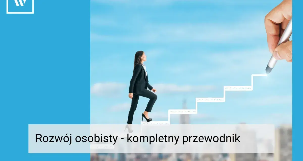 Kobieta w garniturze wspina się po schodach rysowanych przez dłoń, symbol rozwoju osobistego.