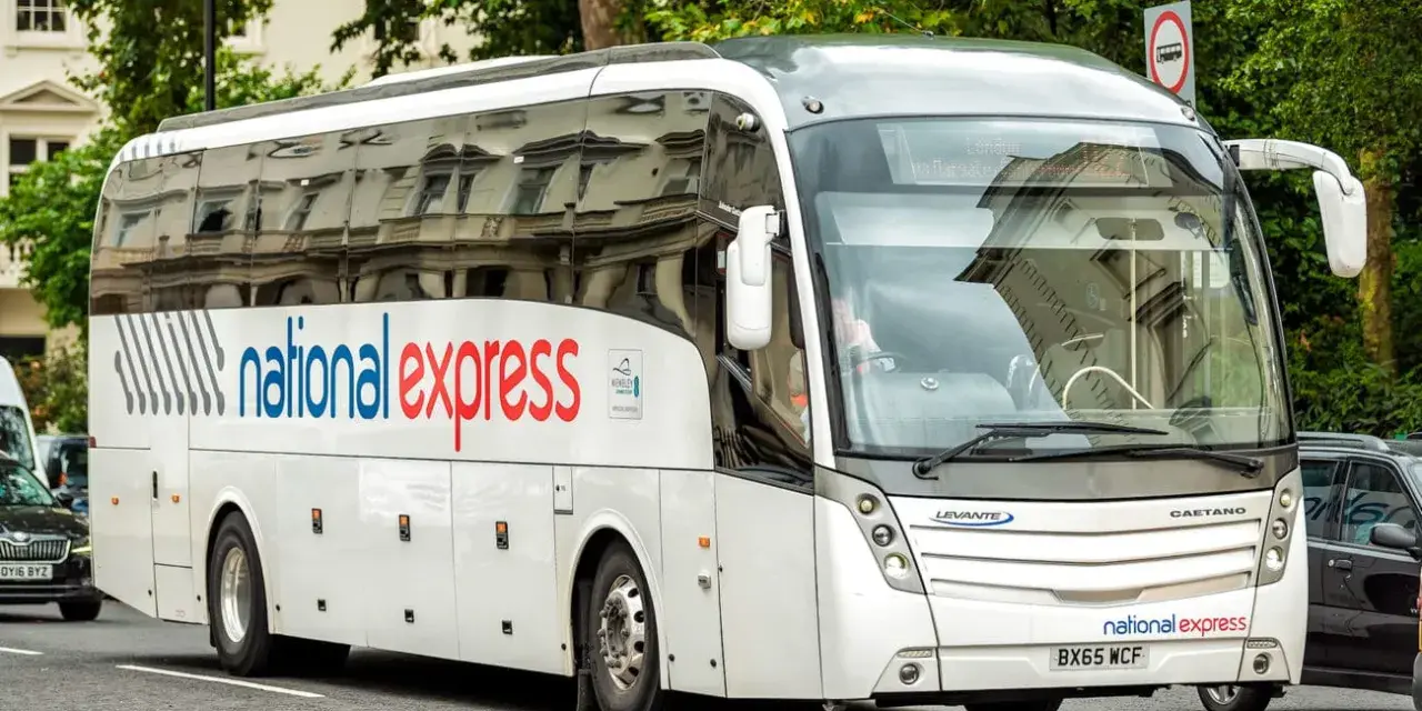 Biały autokar National Express na ulicy w Londynie, gotowy do podróży z Luton do centrum.