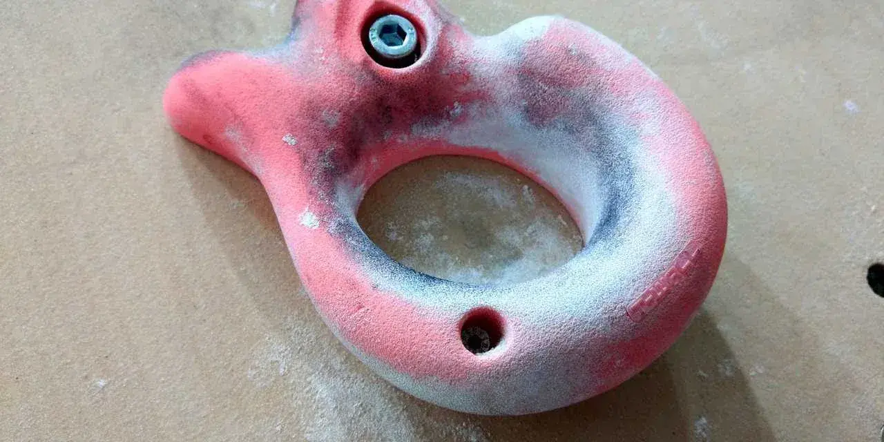 Chwyt wspinaczkowy pokryty magnezją. Co to jest magnezja? To biały proszek, który poprawia chwyt, zapobiegając ślizganiu się dłoni.