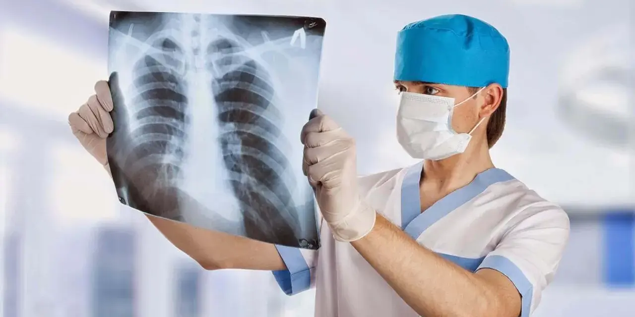Un radiologo con mascherina e guanti esamina una radiografia del torace, analizzando attentamente ogni dettaglio per una diagnosi accurata.