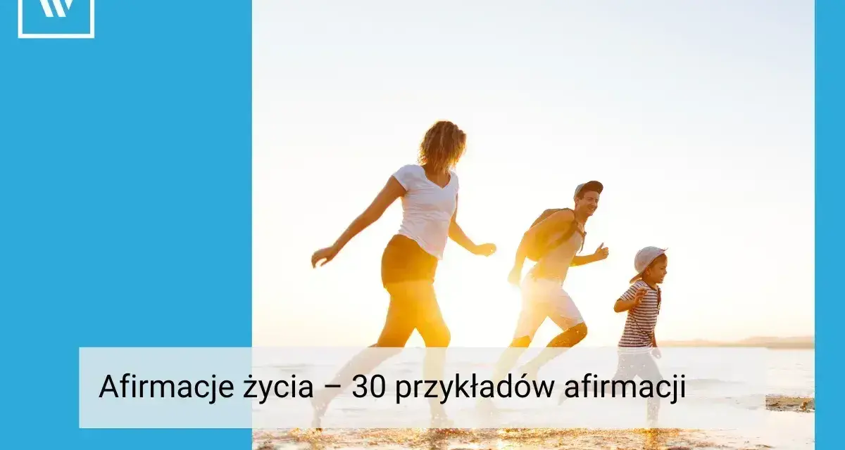 Rodzina biegnie po plaży, ciesząc się słońcem. To inspiracja do pozytywnych myśli i afirmacji, które dodają sił.
