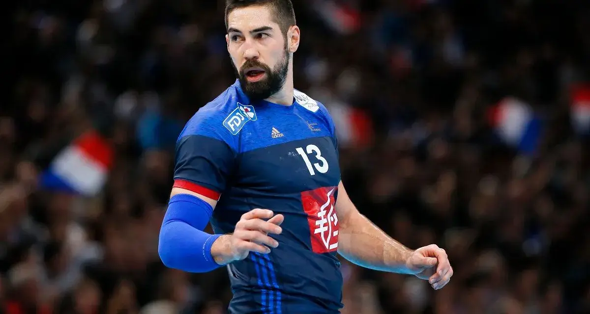 Nikola Karabatić, w niebieskiej koszulce z numerem 13, gotowy do gry.