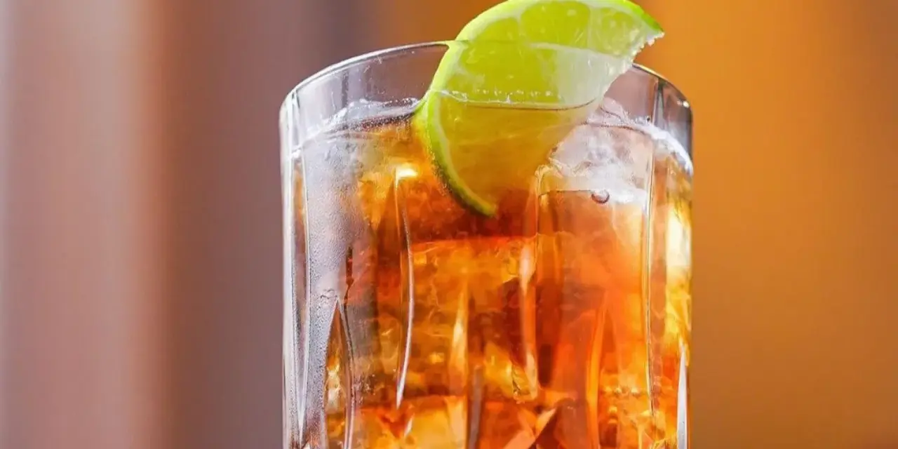 Orzeźwiający Long Island drink z lodem i plasterkiem limonki, idealny na letnie wieczory.