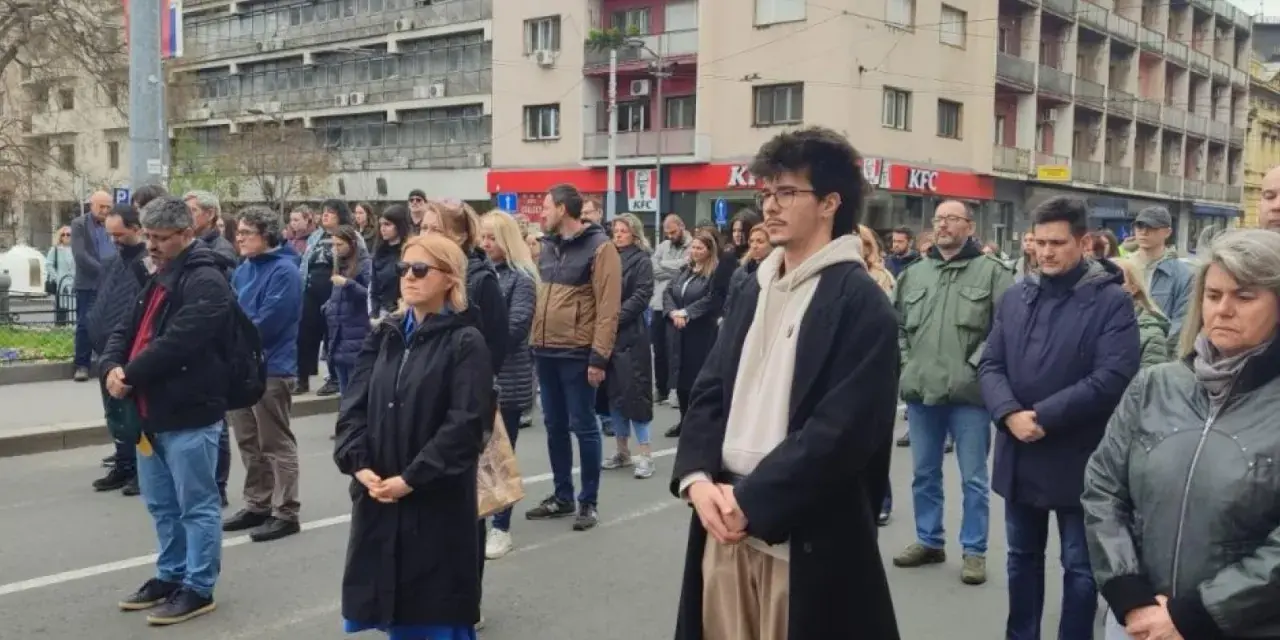 Ludzie stojący na ulicy w Belgradzie, w tle budynki i KFC. Czy Belgrad jest bezpieczny?