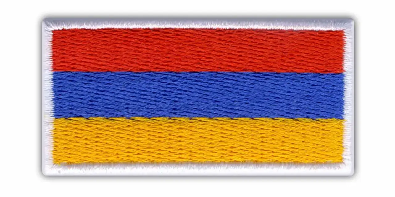 Naszywka z flagą Armenii: czerwono-niebiesko-pomarańczowa.