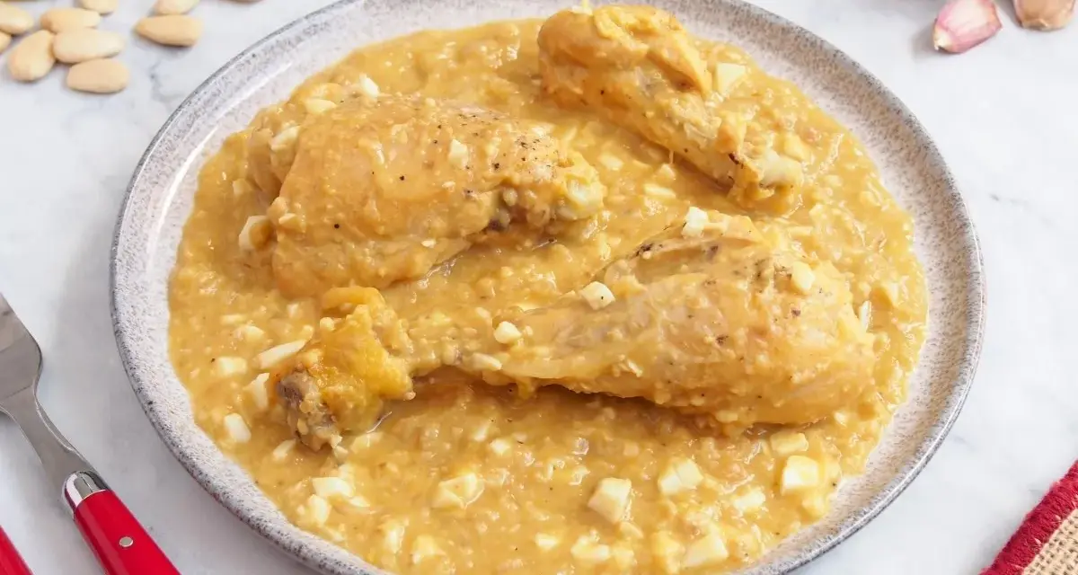 Pollo en pepitoria, un plato tradicional con trozos de pollo en una salsa cremosa de almendras y huevo duro.
