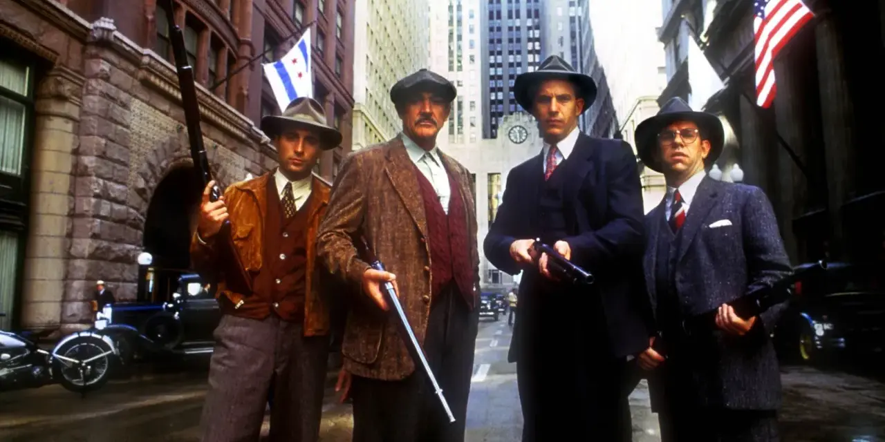 Quatre hommes en costume et chapeau, armés, se tiennent dans une rue de Chicago. Une scène tirée de "Les Incorruptibles, histoire vraie".