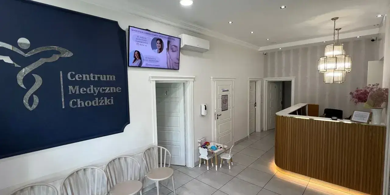 Recepcja i poczekalnia Centrum Medycznego Chodźki w Łodzi.