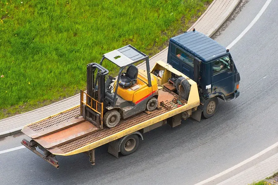 Czym przewieźć wózek widłowy? Bezpieczny transport krok po kroku