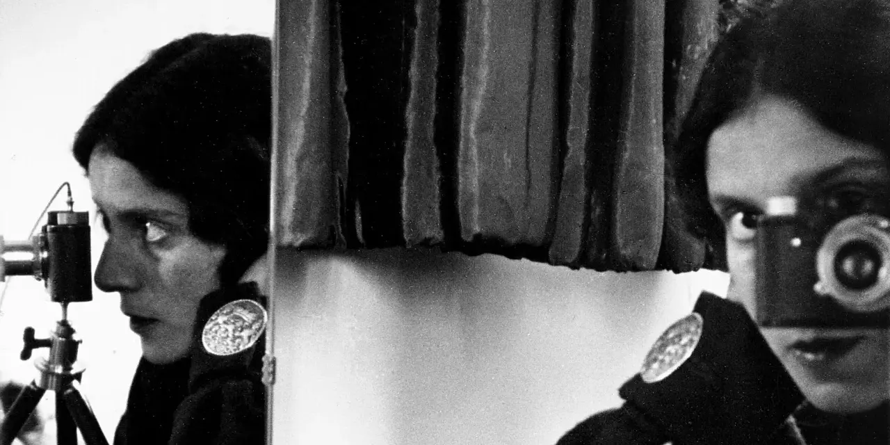 Tina Modotti, artystka i fotografka, w lustrzanym odbiciu uchwyciła siebie z aparatem.