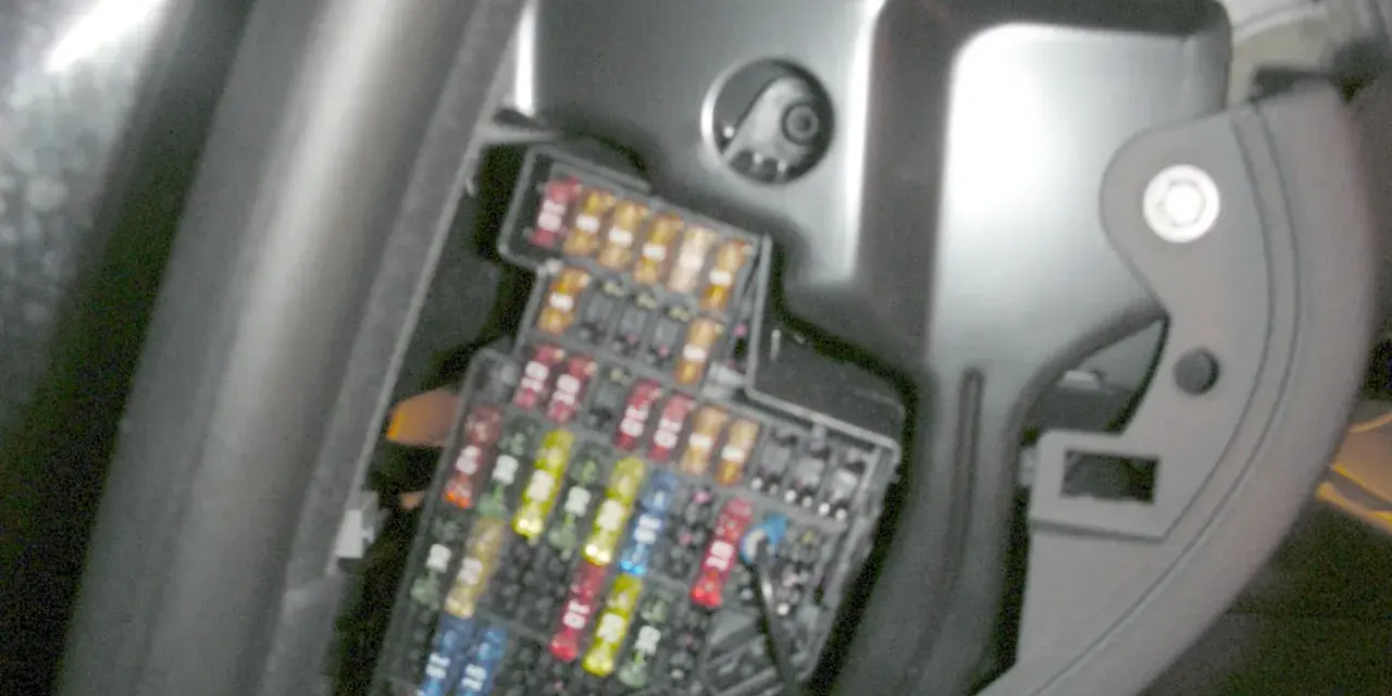 Sicherungskasten im Audi A3, mit farbigen Sicherungen. Ein Belegungsplan hilft bei der Fehlersuche.