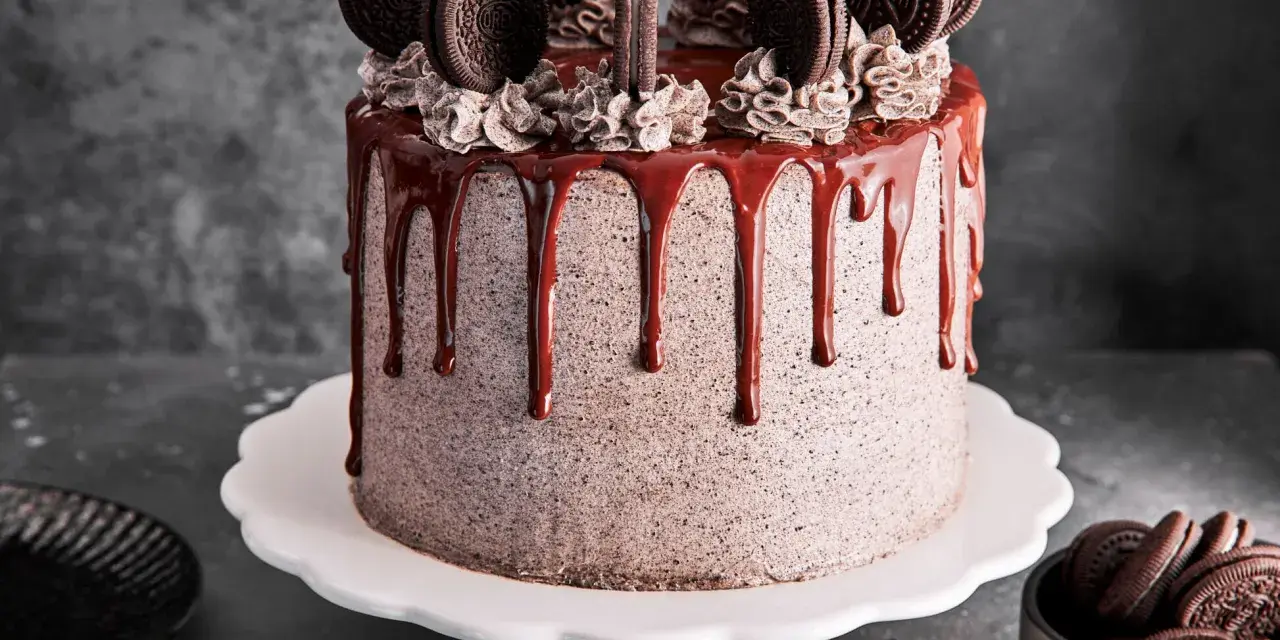 Ein köstlicher Oreo Kuchen mit Schokoladenglasur und vielen Oreos obendrauf.
