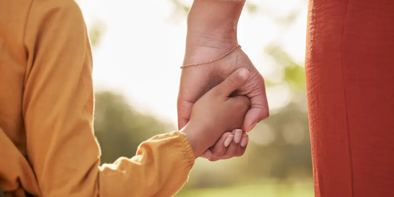 Mains jointes, un enfant et sa mère symbolisant l'autorité parentale exclusive de la mère.