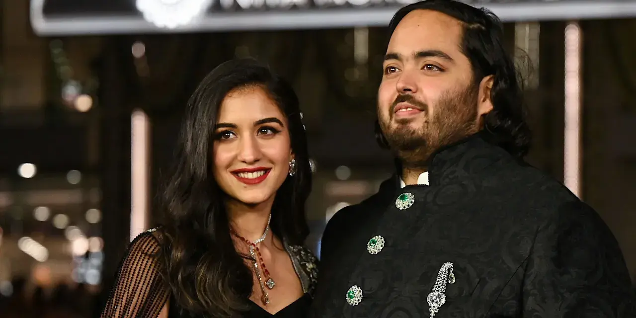 Anant Ambani, con la sua futura sposa Radhika Merchant, in abiti eleganti.