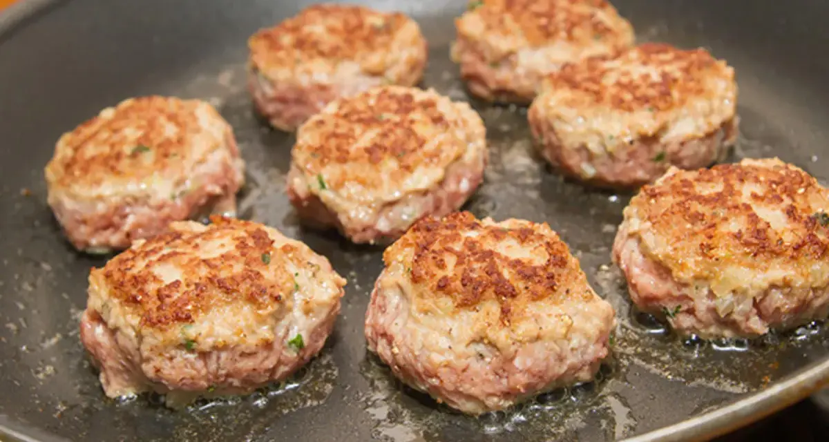 Sieben goldbraun gebratene Buletten in einer Pfanne. Ein klassisches Buletten Rezept, das duftet!
