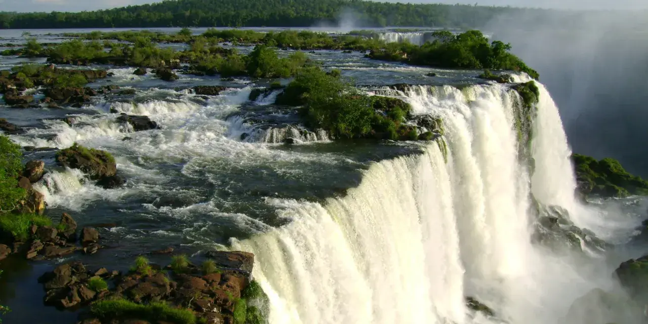 Impresionantes saltos de agua de los ríos de Argentina, con vegetación exuberante y rocas cubiertas de musgo.