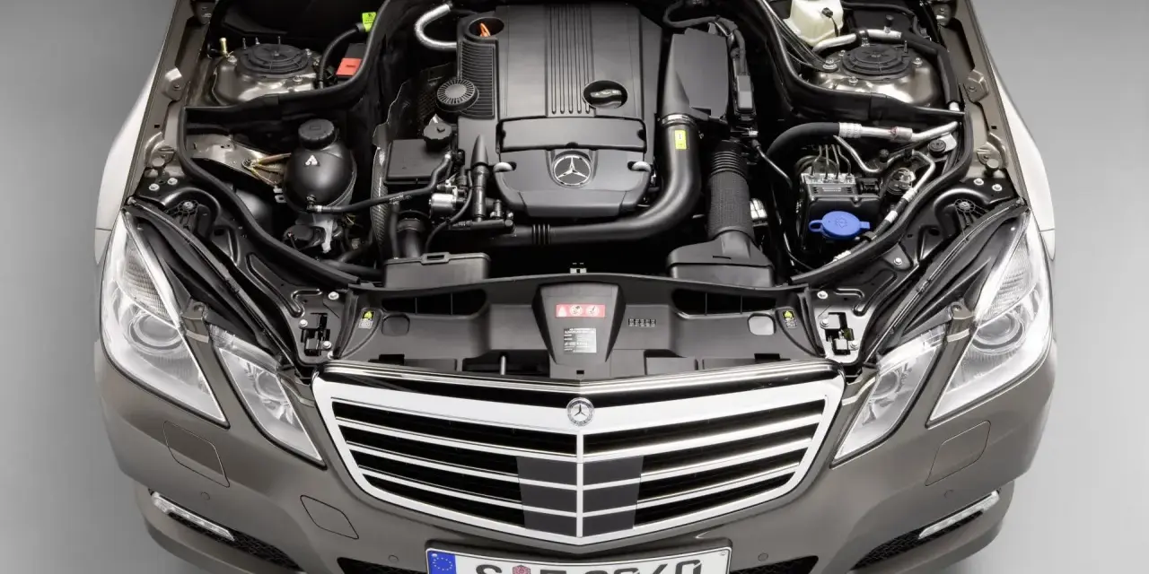 Otwarta maska Mercedesa E-klasy ukazuje serce pojazdu – jeden z najlepszych silników Mercedesa.