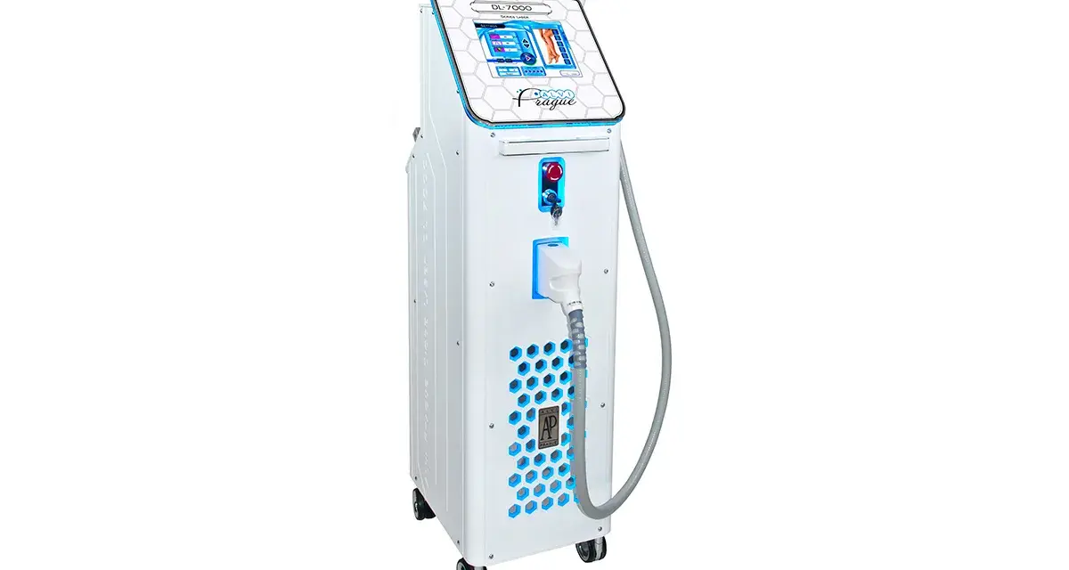 Profesjonalny laser do depilacji DL-7000 z dotykowym ekranem, gotowy do zabiegów w salonie kosmetycznym.