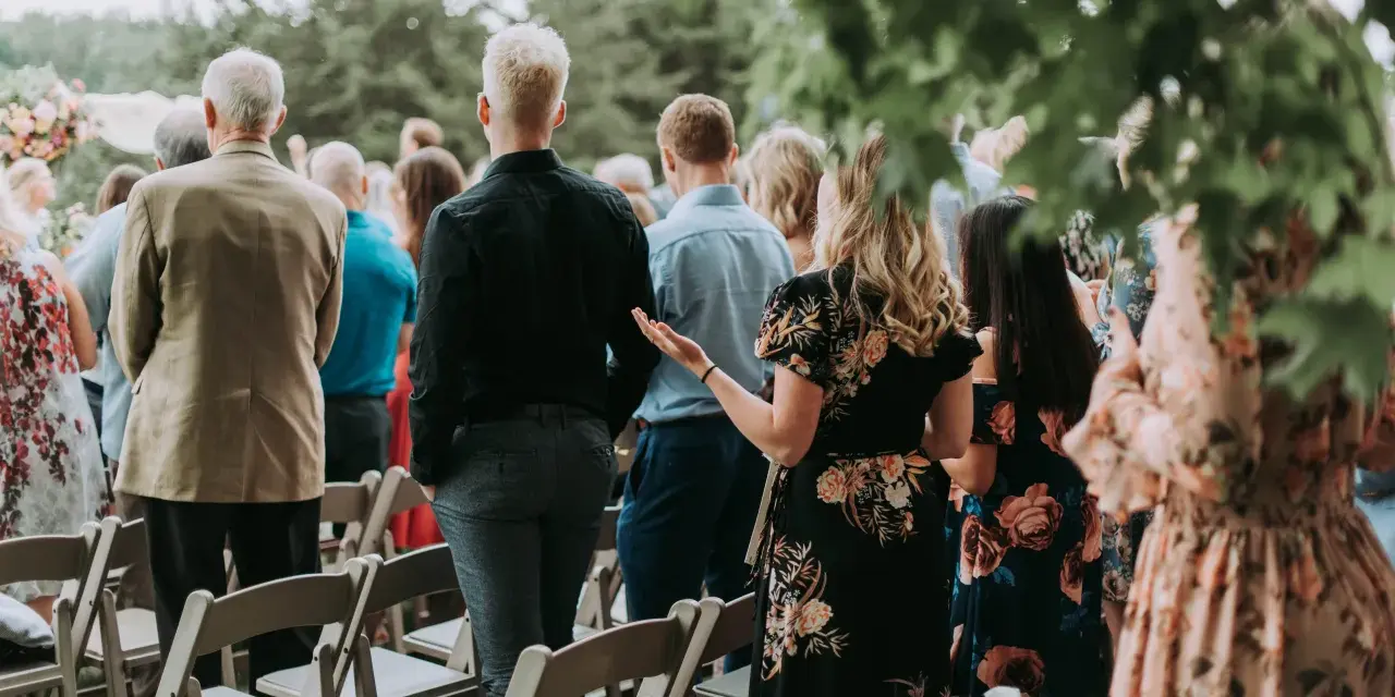 Goście wesela "unplugged" cieszą się chwilą, skupiając na sobie. Jak odnaleźć się na weselu typu "unplugged" bez używania technologii? Po prostu bądź obecny!