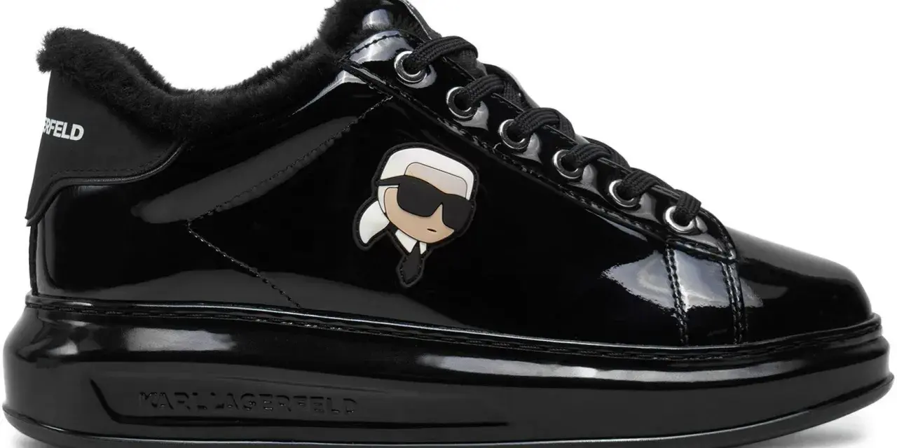 Czarne, lakierowane sneakersy damskie Karl Lagerfeld z futerkiem i kultową postacią projektanta.