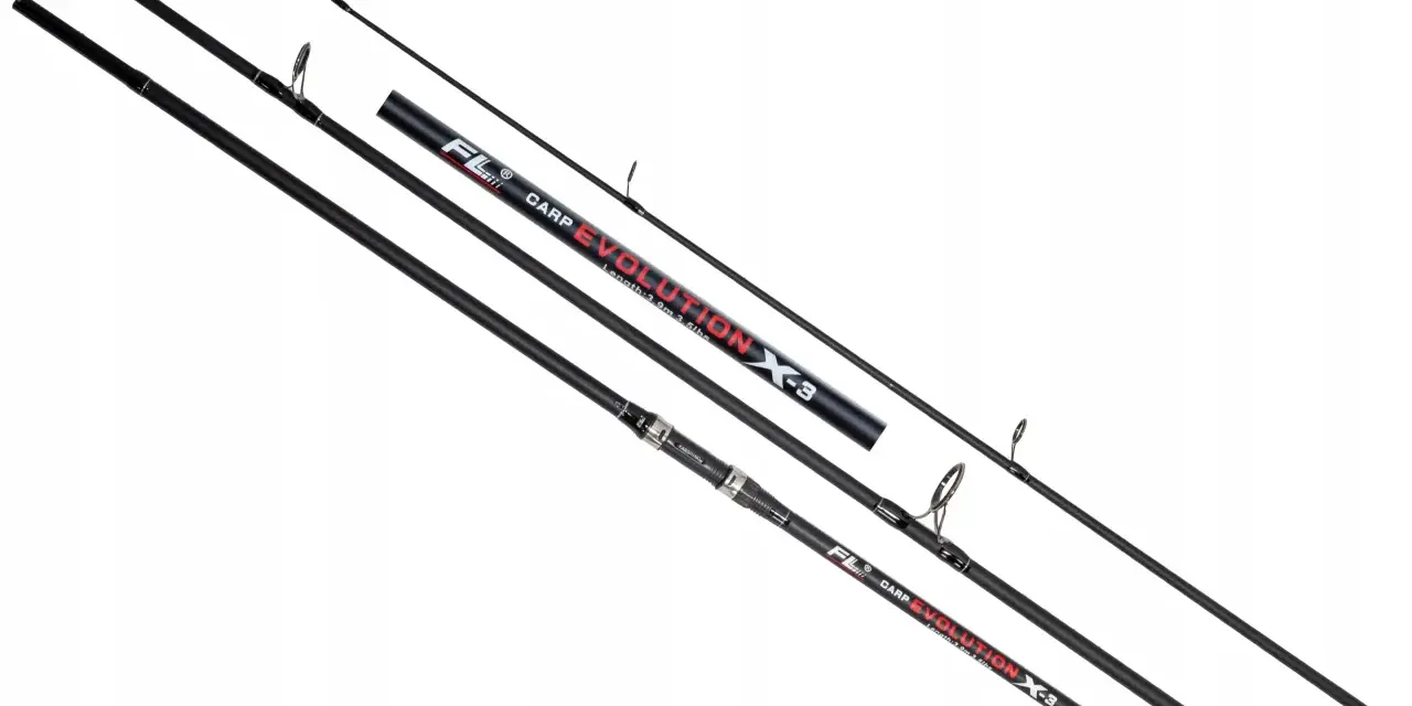 Trzy wędki karpiowe FL Carp Evolution X-3, każda o długości 3.9m i mocy 3.5lbs, gotowe na wielkie połowy.