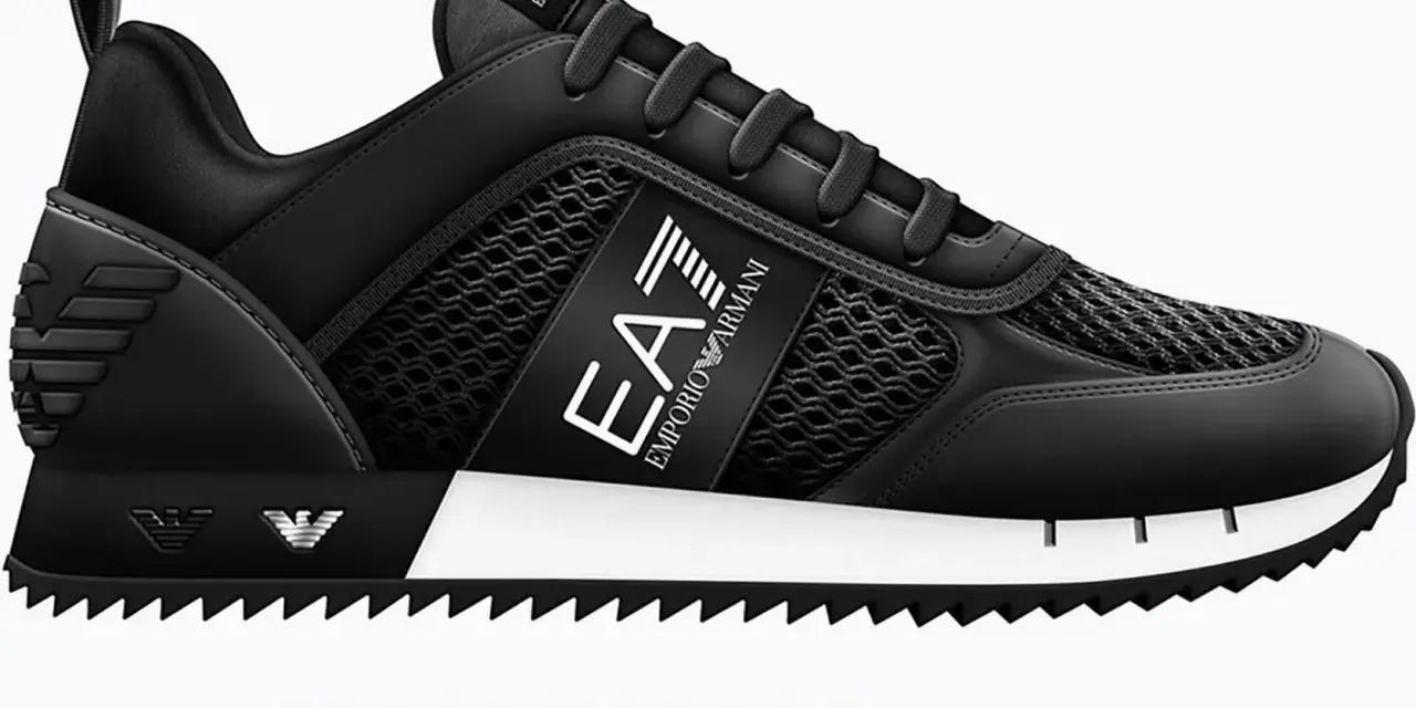 Stylowe, czarne buty Emporio Armani z siateczką i białym logo EA7. Idealne do miejskich stylizacji.