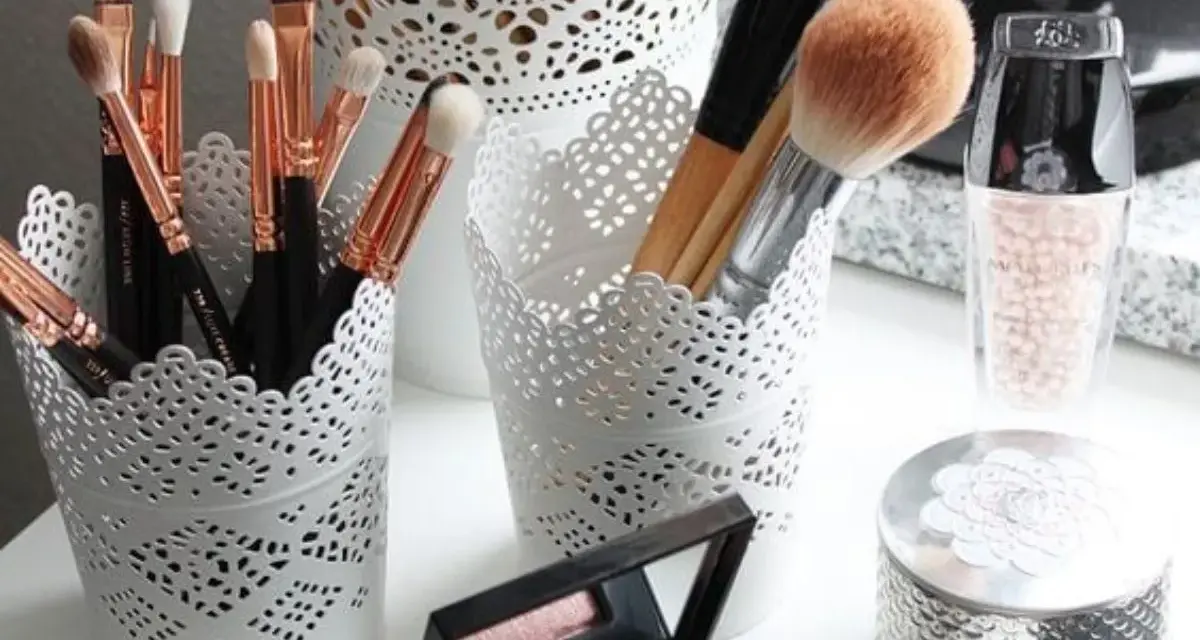 Des pinceaux de maquillage et des produits de beauté dans des pots ajourés. Une belle organisation pour le recyclage du maquillage.