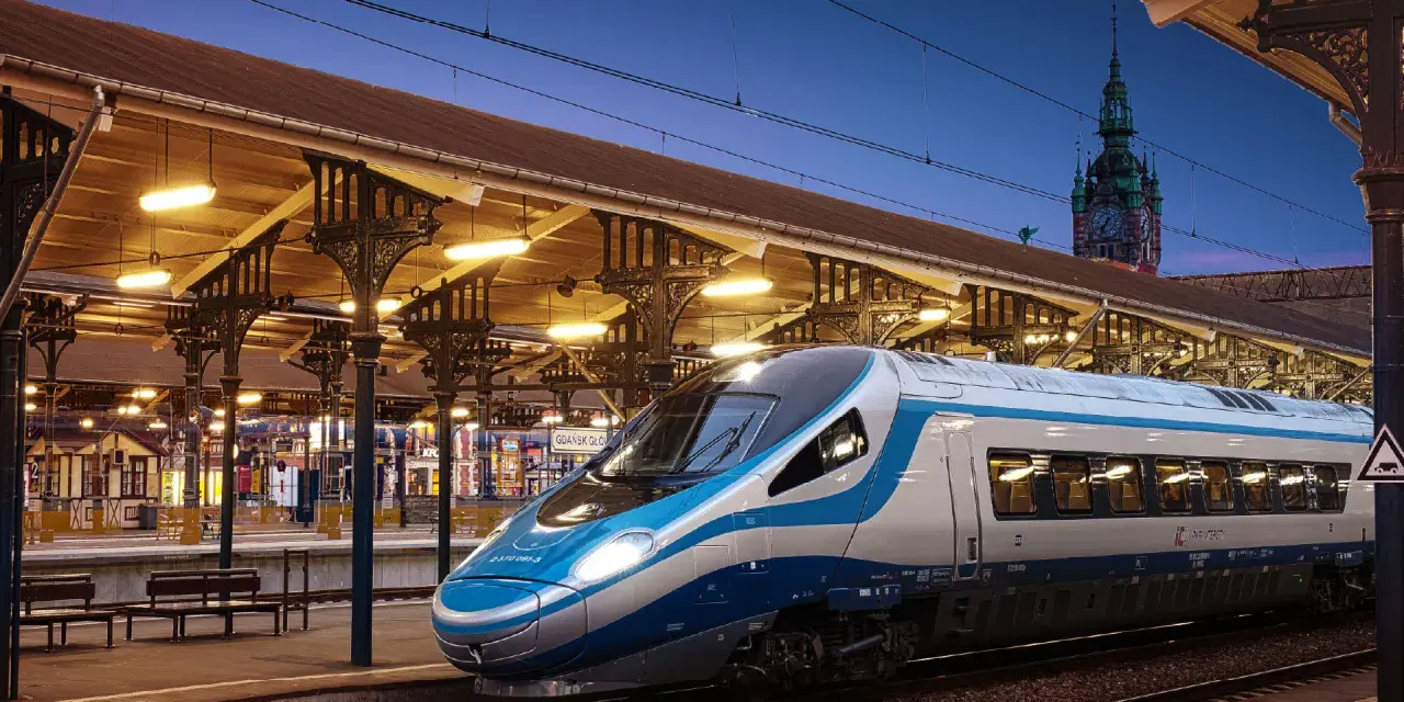 Nowoczesny wagon sypialny Pendolino na peronie dworca Gdańsk Główny. Wieczorne światła tworzą magiczną atmosferę.