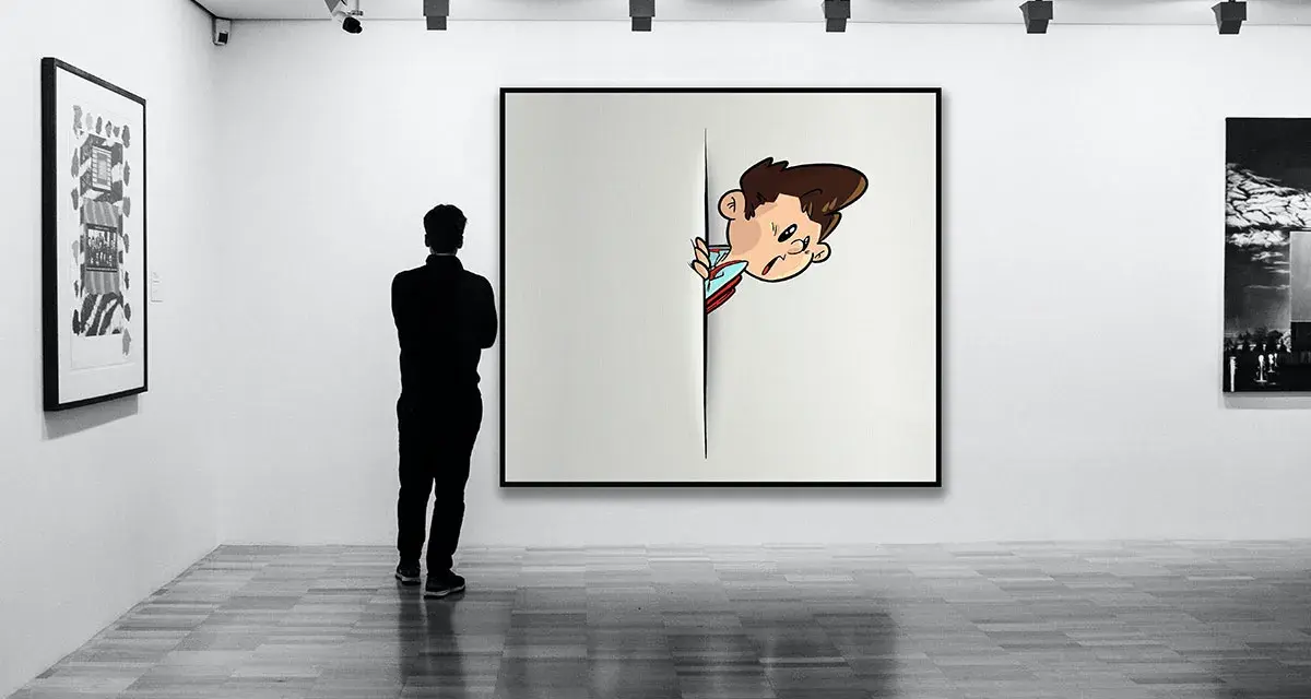 Un visiteur observe une œuvre d'art dans une galerie, une illustration de garçon espiègle sortant d'une toile. Idéal pour créer une galerie virtuelle gratuite.